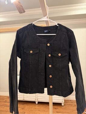 GAP Women's Black Collarless Denim Jacket with Wood-Tone Buttons
